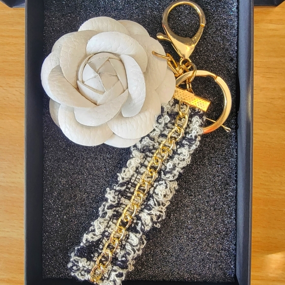 Camellìa flowers key chain - Picture 2 of 3